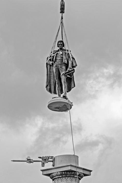 Skulptur von Sklavenhalter John C. Calhoun wird am 24. Juni 2020 in Charleston vom Sockel ­gehoben