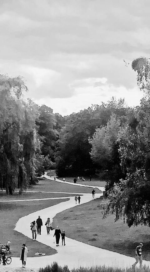 Spazierweg in einer Parklandschaft