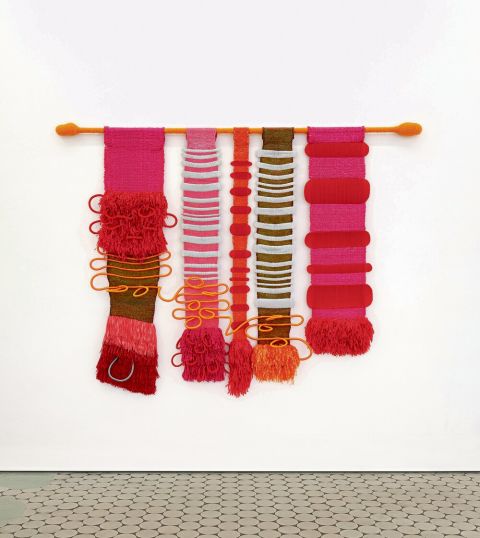 Desire Moheb-Zandi, Whirls of rhythm. Waiting for the sun, 2024, Leinen, Lurex, Seil, Kordel, Baumwolle, Füllmaterial, Nylon, Stoff, Wolle, Faden, Raffiabast, Schaumstoff, Filz, PVC, Aluminium, Farbe, 190 × 257 × 20 cm