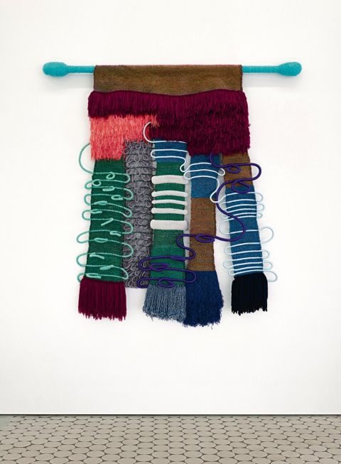 Desire Moheb-Zandi, Weight of the earth, Dawn has secrets. Are you here? Now?, 2024, Leinen, Lurex, Seil, Kordel, Baumwolle, Füllmaterial, Nylon, Stoff, Holz, Wolle, Faden, 156 × 155 × 10 cm