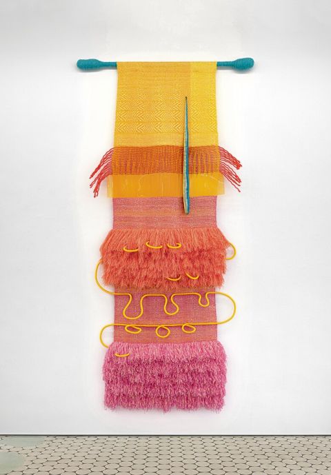 Desire Moheb-Zandi, Textile Score, 2024, Leinen, Lurex, Seil, Kordel, Baumwolle, ­Füllmaterial, Nylon, Stoff, Holz, Wolle, PVC, 310 × 154 × 20cm