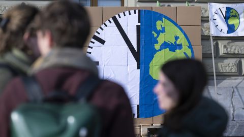 Symbolbild: eine Uhr in Form einer Erdkugel welche auf Fünf vor Zwölf gestellt ist