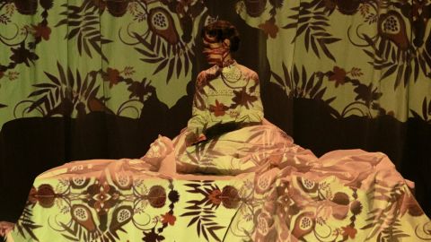 Bühnenfoto von Mona Petri im Theaterstück «Ohne Norden»