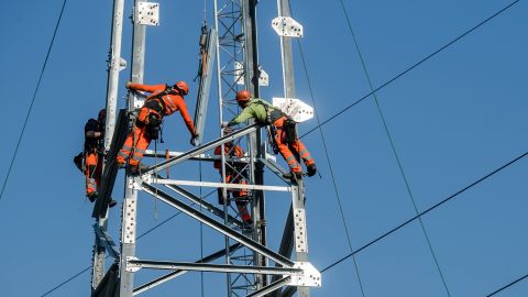 Arbeiten an einer Hochspannungsleitung in Vezia TI