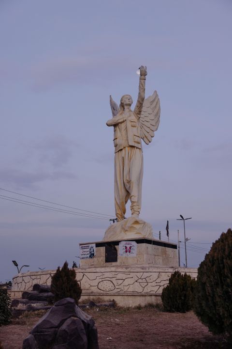 Statue von Arin Merkan mit Flügeln