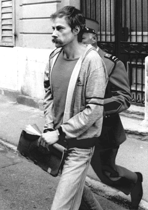 Jacques Fasel wird im Oktober 1985 in Fribourg von einem Polizisten zu seinem Prozess geführt