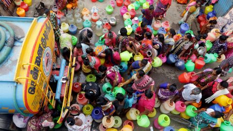 Menschen stehen für die Wasserausgabe an einem Tanklastwagen in der indischen Stadt Chennai an
