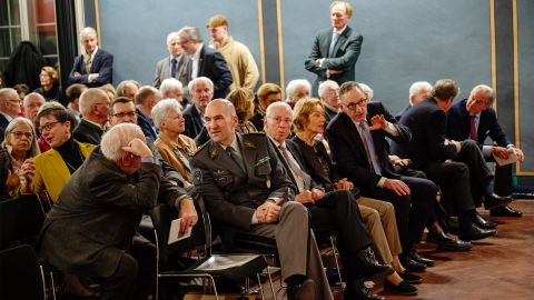 Festakt zum 100. Todestag des Armeegenerals Ulrich Wille: Armeechef Thomas Süssli sitzt neben Christoph Blocher im Jürg-Wille-Saal des Restaurants Löwen in Meilen