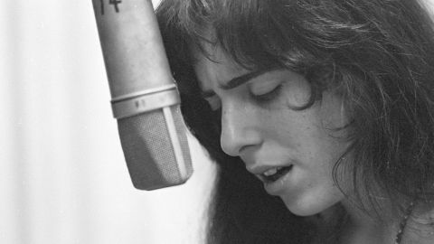 Laura Nyro singt in ein Mikrofon