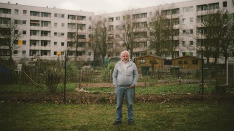 Gerhard Mahl steht im Gemeinschaftsgarten im Schweriner Dreesch