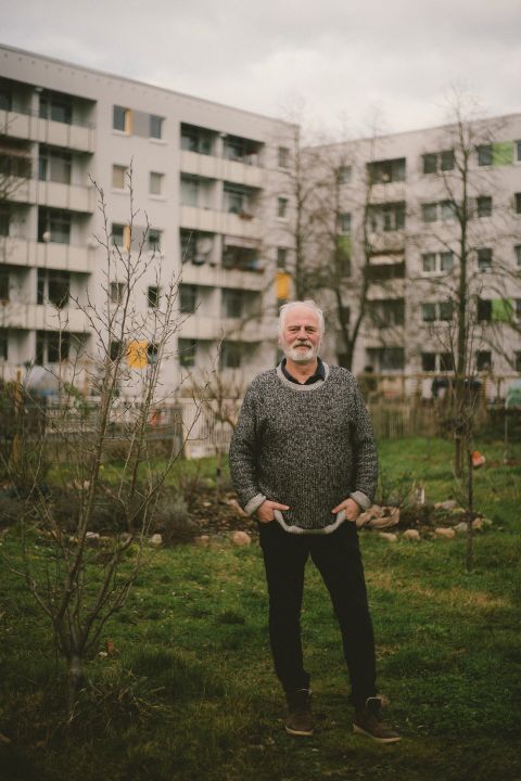 Thomas Littwin steht im Gemeinschaftsgarten im Schweriner Dreesch