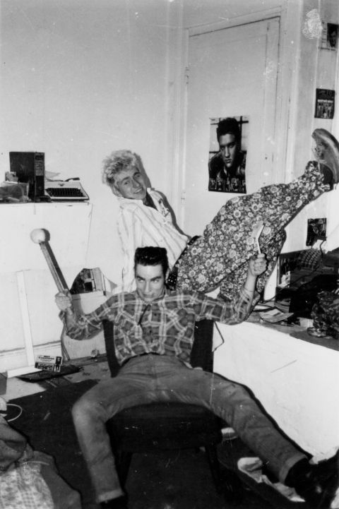 Ted Gaier und Schorsch Kamerun posieren vor einem Elvis-Poster, 1984