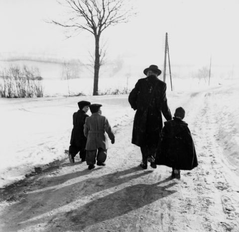 Alfred Siegfried, Leiter des «Hilfswerks» Kinder der Landstrasse, 1953 mit jenischen Kindern