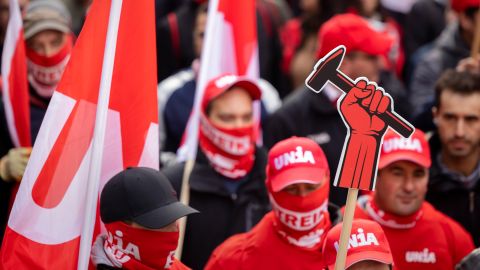 protestierende Bauarbeiter mit Unia-Fahnen