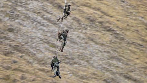 Soldaten hängen an einem Helikopter-Seil bei der Armee-Show auf der Axalp