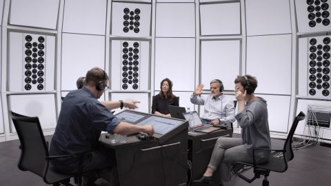 Ausschnitt aus Gabriela Löffels Video «Grammar of Calculated Ambiguity»: mehrere Personen diskutieren in einem Studio