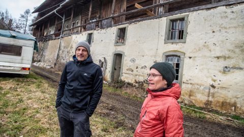 Roman Droux und Annlis von Steiger vor der Schlössli-Schüür in Kirchdorf