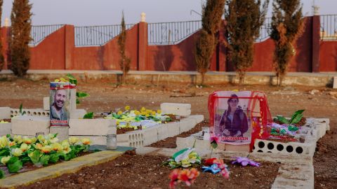 die Gräber von Jihan Belkin und Nazım Daştan auf dem Friedhof von Kamischli