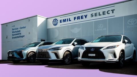 Symbolbild: eine Garage der Emil Frey Select mit Fahrzeugen davor
