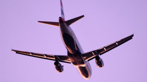 Symbolbild: ein Passagierflugzeug in der Luft