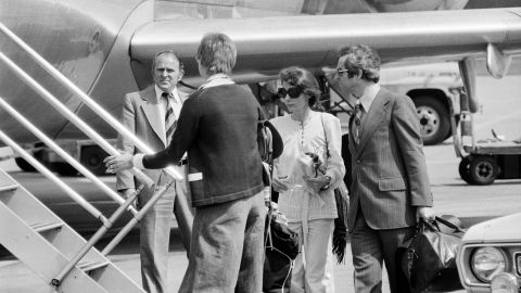 Petra Krause auf dem Flughafen Kloten im August 1977 bei ihrer Überführung nach Italien