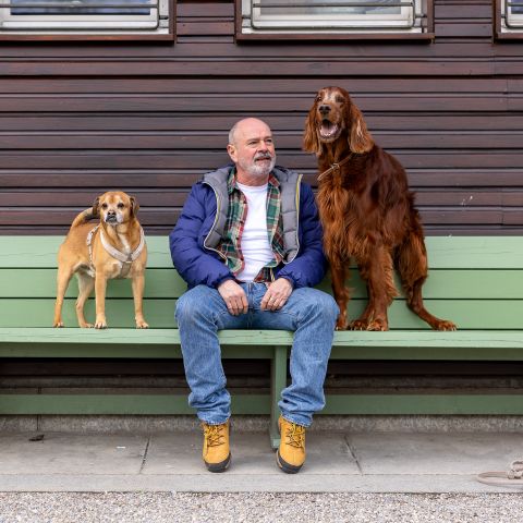 Joe Bürli mit seinen Hunden Jimmy und Flynn