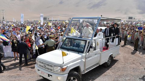 Gläubige jubeln Papst Franziskus bei seinem Besuch in Chile 2018 am Strand von Iquique zu