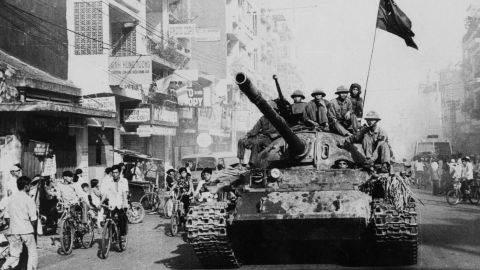 Soldaten der Nationalen Front für die Befreiung Südvietnams auf einem Panzer am 30. April 1975 in Saigon