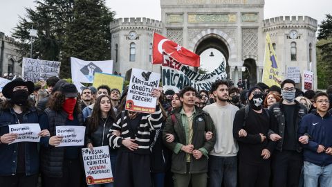 ­protestierende Student:innen am Samstag in Istanbul