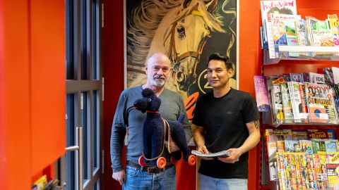 Joe Bürli und sein Nachfolger Azim Khaleghi im Kiosk Quellenstrasse