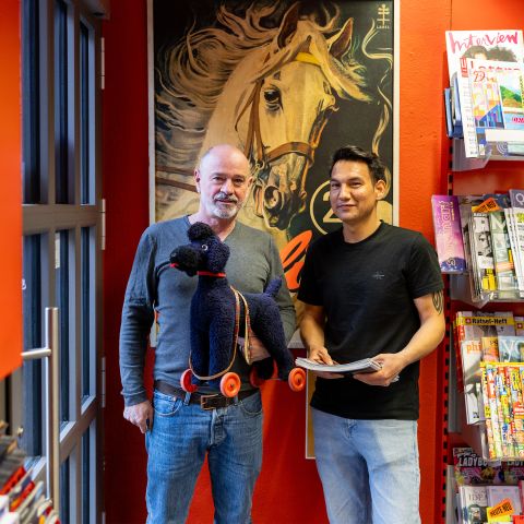 Joe Bürli und sein Nachfolger Azim Khaleghi im Kiosk Quellenstrasse