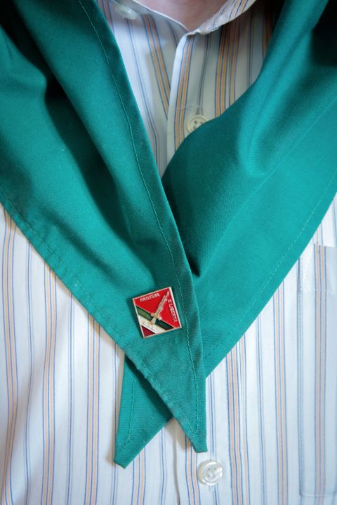 Plakette auf dem Halstuch von Giulio Giordano