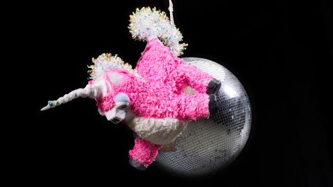 Diskokugel mit Einhorn-Dekoration