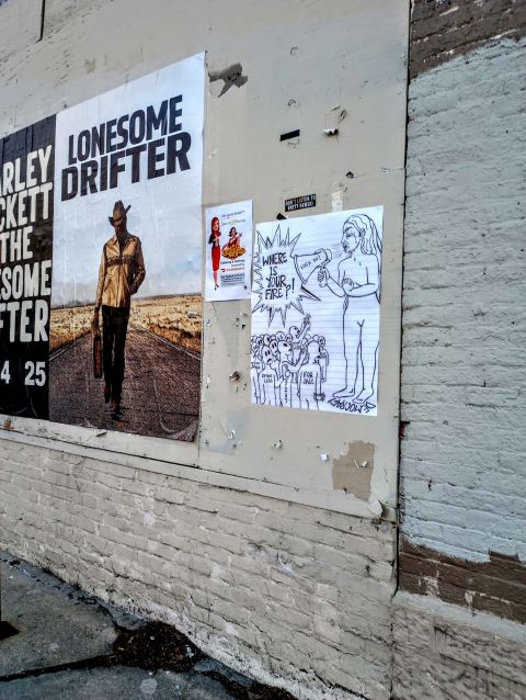 Plakate an einer Wand in Milwaukee