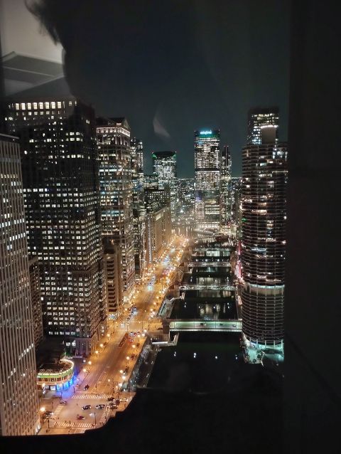 Ausblick aus einem Wolkenkratzer auf Chicago bei Nacht