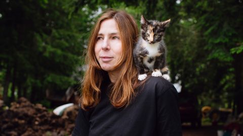 Schriftstellerin Rachel Kushner trägt ihre Katze auf den Schultern