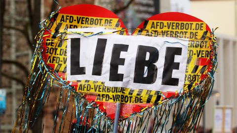 Transparant in Herzform mit Aufschrift «Liebe» und «AFD-VERBOT.DE» an der Demo in Marburg im Februar