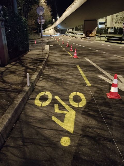 Markierungen mit wasserlöslicher Farbe auf einem improvisierten Veloweg in Genf, 2023