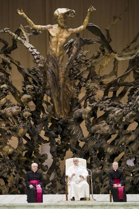 Leo XIV. Anfang Woche im Vatikan vor Pericle Fazzinis Skulptur «Die Auferstehung»