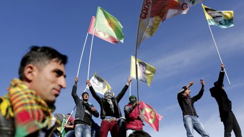 Personen mit Fahnen bei einem Kurdischen Protest Anfang 2014 in Istanbul