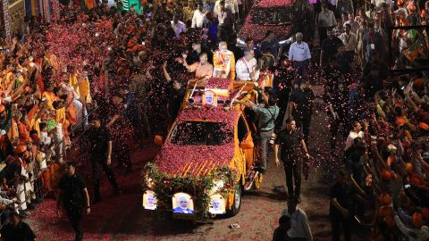 Premier Narendra Modi lässt sich von seinen Anhänger:innen feiern.   