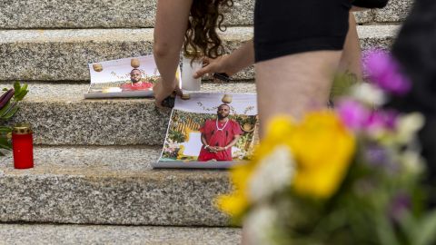 eine Person legt an der Kundgebung am 3. Juni ein Foto von Michael Kenechukwu Ekemezie vor dem Bezirksgericht Lausanne nieder