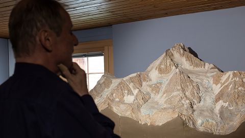 Thomas Antonietti vor einem alten Relief des Lötschentaler Bergmassivs im Museum