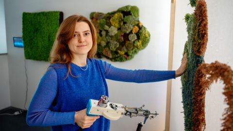 Riva Pinto arbeitet in der Ausstellung an einem Tufting-Bild
