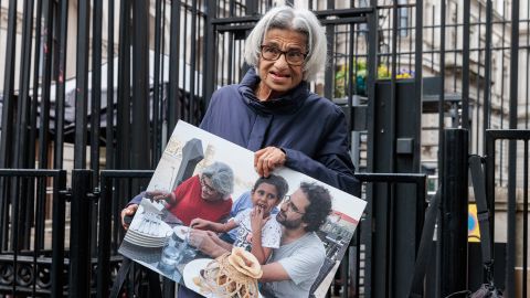 Laila Sueif am 21. Mai vor dem Sitz des britischen Premiers mit einem Foto ihres Sohnes Alaa Abdel Fattah