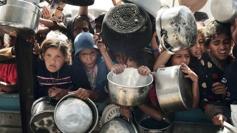 Kinder in Gaza warten mit leeren Töpfen auf die Verteilung von Lebensmitteln