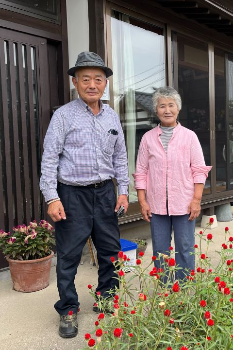 Eishige und Nobuko Konno vor ihrem Haus in Namie
