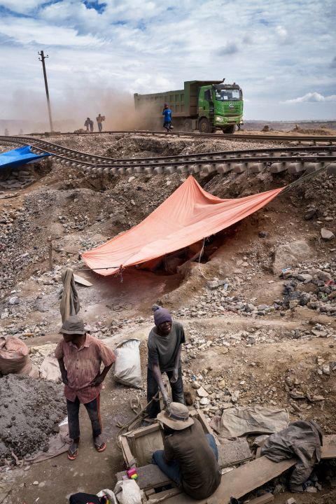 Mineure in Kolwezi graben nach Kupfer unter Eisenbahnschienen