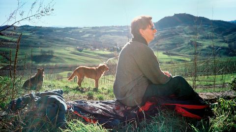 Esther Spinner sitzt draussen mit ihren Hunden