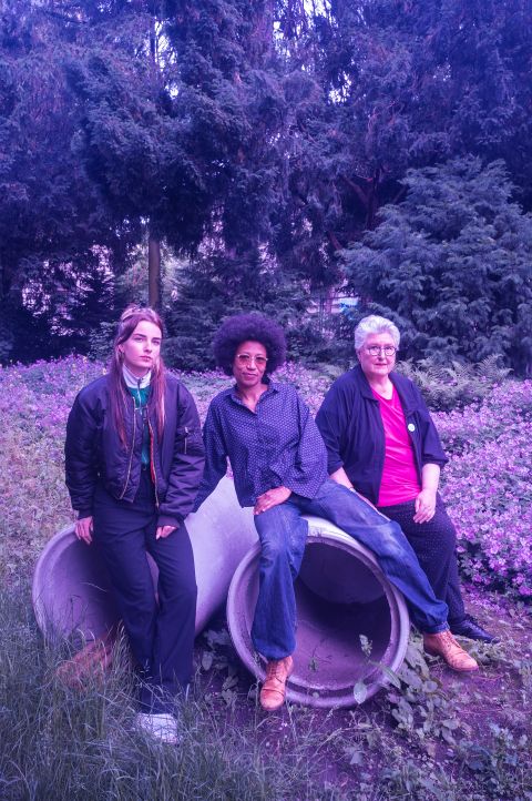 Louisa Loosli, Serena Dankwa und Zita Küng auf der kleinen Schanze in Bern